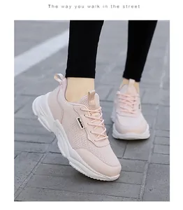 Vista dettagliata delle scarpe da ginnastica in mesh rosa con suola bianca spessa