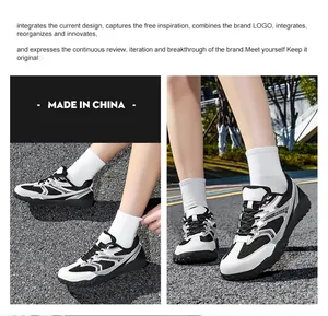 Detalle de zapatillas de senderismo blancas y negras con calcetines blancos en asfalto