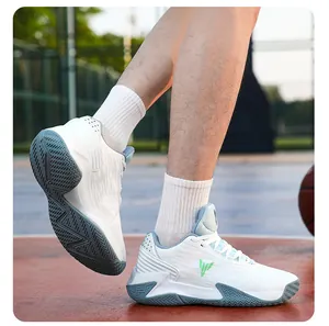 Detailansicht weißer Herren-Basketballschuhe mit Fokus auf Sohle und Profil.