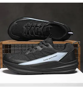 Detail van zwarte hardloopschoenen met brede neus en een lichtblauwe zijstreep.