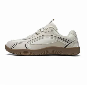 Perfil lateral de una zapatilla de entrenamiento del ejército alemán en cuero crema con suela
