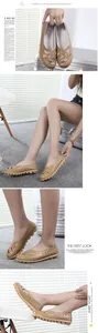 Detailansicht der braunen hohlen Slipper mit atmungsaktivem Design und weicher Gummisohle.