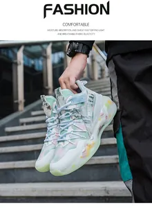 Eine Hand hält stilvolle, bunte High-Top-Basketballschuhe vor einem Treppenhintergrund.