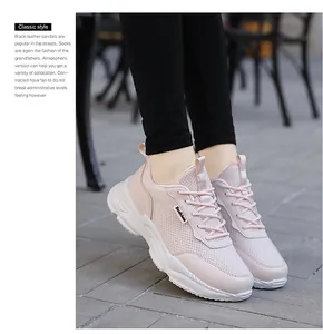Vista dettagliata delle sneakers in mesh rosa traspirante con suola spessa