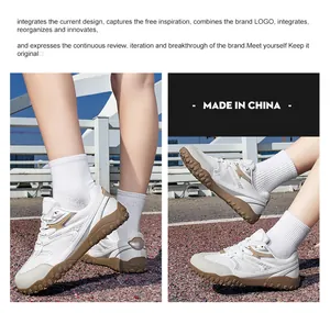 Detalle de zapatillas de senderismo de malla transpirable blancas y tostadas con suelas de goma