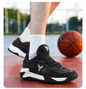 Nahaufnahme von schwarz-weißen Basketballschuhen für Herren auf einem Outdoor-Platz