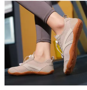 Primo piano di scarpe sportive multifunzionali traspiranti per fitness e spiaggia