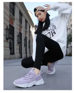 Vista dettagliata di sneakers in mesh viola con suola spessa su una modella
