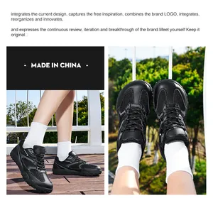 Vista detallada de zapatillas de senderismo negras en un modelo en entorno natural