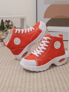 Scarpe da ginnastica alte in tela arancione con suola spessa a zeppa e ammortizzazione ad aria