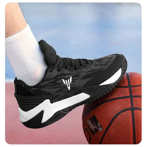 Detaillierte Nahaufnahme von schwarzen, atmungsaktiven Mid-Top-Basketballschuhen