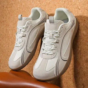 Primer plano de zapatillas descalzas beige con punta ancha y superficie de cuero estilo retro