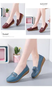Detailweergave van stijlvolle dames loafers met sleehak in bordeaux en blauw