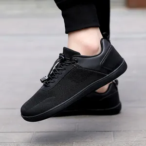 Κοντινό πλάνο μαύρα αναπνεύσιμα παπούτσια barefoot με ελαστικά κορδόνια και φαρδύ μπροστά