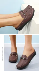 Detailansicht von stilvollen braunen Leder-Loafern mit Keilsohle und Schnalle für Damen.