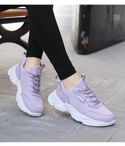 Primo piano di sneakers in mesh viola traspirante con suola bianca spessa su modella