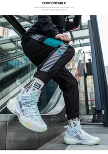 Nahaufnahme modischer Herren-Basketballschuhe mit Dämpfung und buntem Farbverlauf