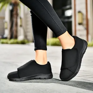 Scarpe casual da donna leggere e traspiranti in tessuto fly-woven con velcro.