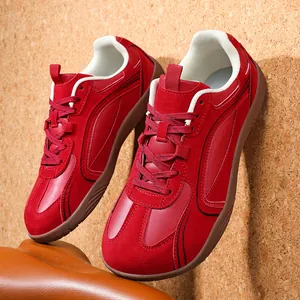 Primer plano de zapatillas GAT de cuero y ante rojo con puntera ancha y forro blanco