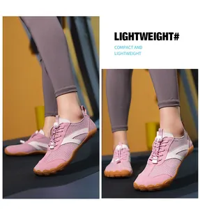 Dettaglio di scarpe da fitness rosa leggere e traspiranti su un tapis roulant da palestra