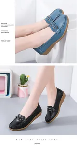 Mooie detailopname van dames loafers met sleehak in blauw en zwart met metalen ringen