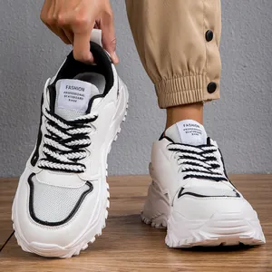 Dettaglio di sneaker bianche da uomo con suola spessa a lisca di pesce e mesh traspirante
