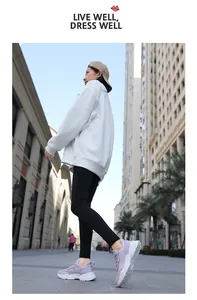 Sneakers da donna in mesh traspirante viola con suole spesse in un contesto urbano.