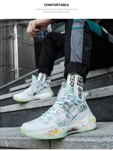 Detailansicht bunter Herren-Basketballschuhe mit atmungsaktivem Mesh und dicker Sohle