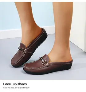 Detailansicht brauner Leder-Loafer mit goldener Schnalle und schwarzer Keilsohle