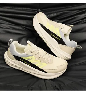 Gedetailleerd zijaanzicht van crème sportsneakers met gele accenten en dempende zool