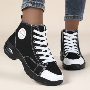 Vista laterale dettagliata delle sneaker platform alte da donna in tela nera con lacci bianchi