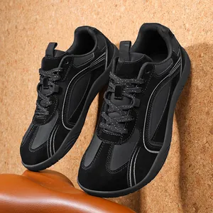 Detalle de zapatillas negras para pies descalzos con punta ancha y texturas de cuero