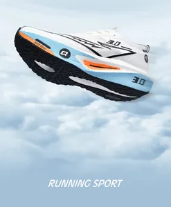 Vista lateral de zapatillas de running profesionales con placa de carbono para carreras