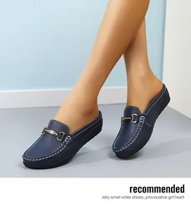 Dunkelblaue Leder-Loafer-Mules mit weißen Nähten und Metallschnallendetail
