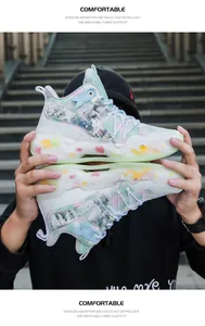 Seitenansicht von Basketballschuhen mit künstlerischem Druck und lichtdurchlässiger Sohle