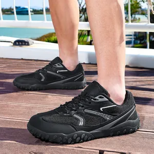 Scarpe da trekking nere per uomo e donna con suole antiscivolo e resistenti