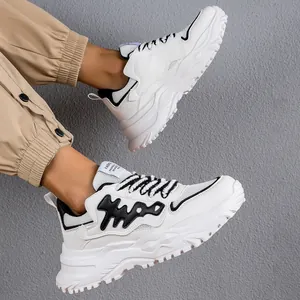 Vista dettagliata delle sneakers bianche con design a lisca di pesce nera e rete