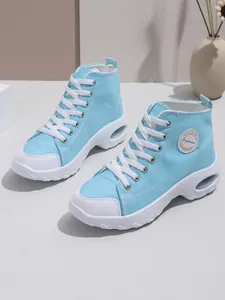 Sneakers alte in tela celeste con suole spesse platform e ammortizzazione ad aria