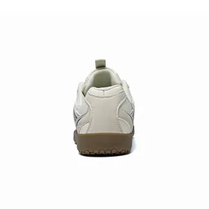 Vista trasera de cómodas zapatillas deportivas descalzas de punta ancha en color beige