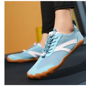 Vista dettagliata delle scarpe da scoglio traspiranti in mesh blu con suole antiscivolo.