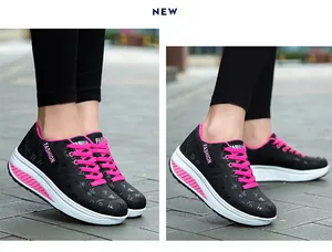Vista laterale di scarpe basculanti nere da donna con lacci rosa all'aperto