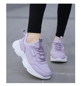 Vista dettagliata di sneakers in mesh lavanda traspirante con suola bianca spessa e lacci
