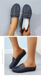 Seitenansicht dunkelblauer Leder-Loafer-Mules mit bequemer Keilsohle für Damen.
