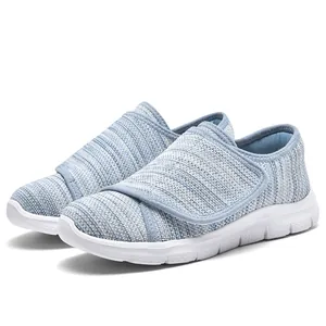 Lichtgewicht ademende fly-knit vrijetijdsschoenen voor dames met klittenband, lichtblauw