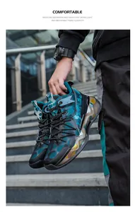 Detailansicht trendiger gedämpfter Basketballschuhe aus atmungsaktivem Camouflage