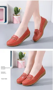 Elegante close-up van oranje uitgesneden loafers met sleehak en gespdetail