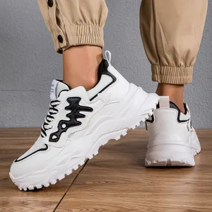 Vista laterale di sneakers bianche spesse da uomo con design a spina di pesce nero