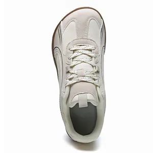 Vista superior de zapatillas barefoot crema con puntera ancha y diseño ergonómico