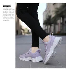 Dettaglio di sneaker platform in mesh traspirante viola indossate da una modella