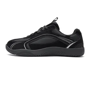 Detalle de perfil de zapatillas negras barefoot con puntera ancha y rayas reflectantes